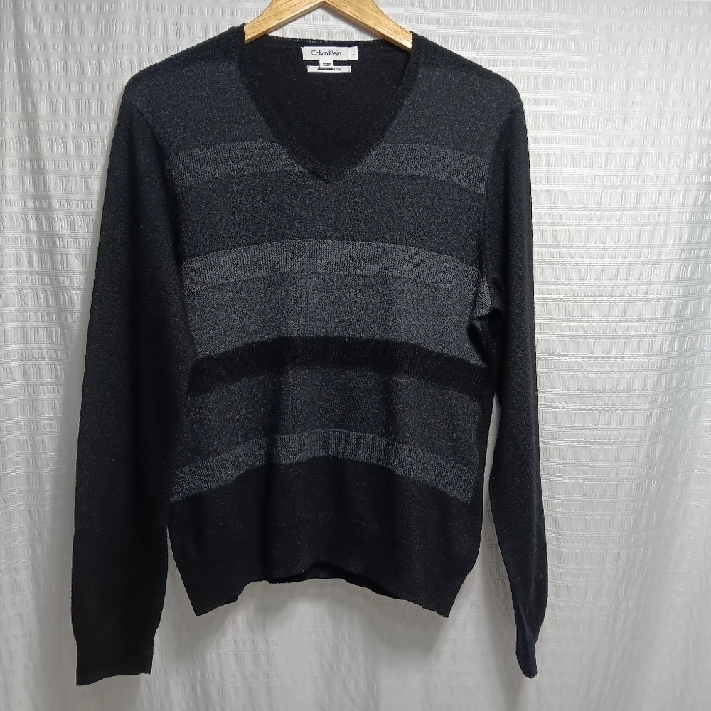 Calvin Klien v neck 💯 Extra Fine Merino wool Ladies Sweater. Size L